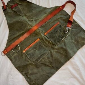 Hardmill Rugged Waxed Canvas
Apron - Olive Green Leather
Woodworking Shop Bib